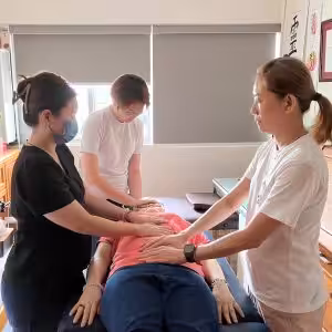 Students of Reiki 2 workshop on 27 Sep 2025 practicing reiki on each other